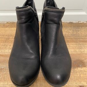 American Rag size 6 black ankle boots.
